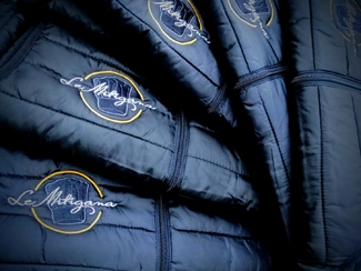 doudounes sans manches brodées