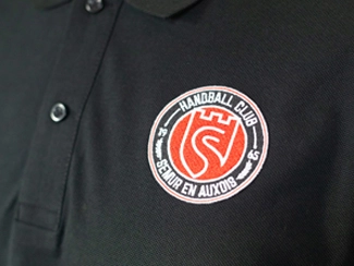Patch brodé sur polo
