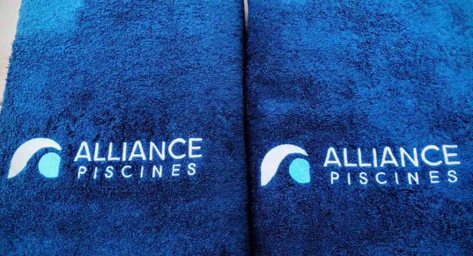 serviette de bain brodée