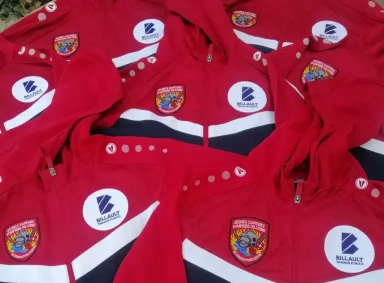 veste de surevetement avec deux patchs brodes