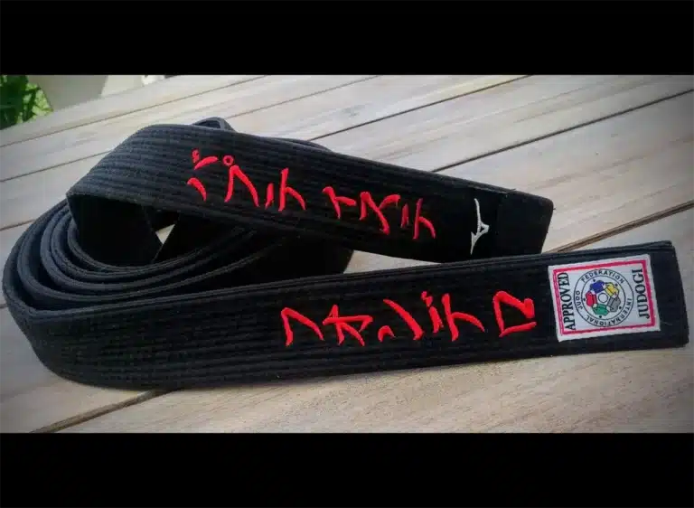 broderie caracteres japonais sur ceinture de judo