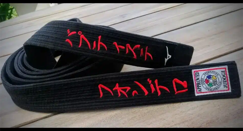 broderie caracteres japonais sur ceinture de judo