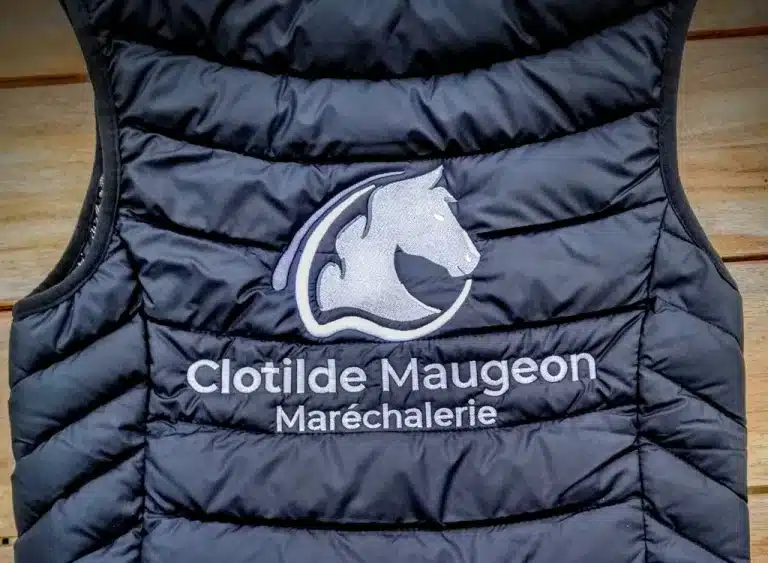 broderie marechalerie sur doudoune sans manche