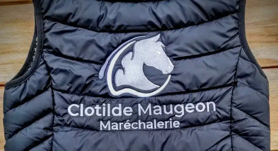 broderie marechalerie sur doudoune sans manche