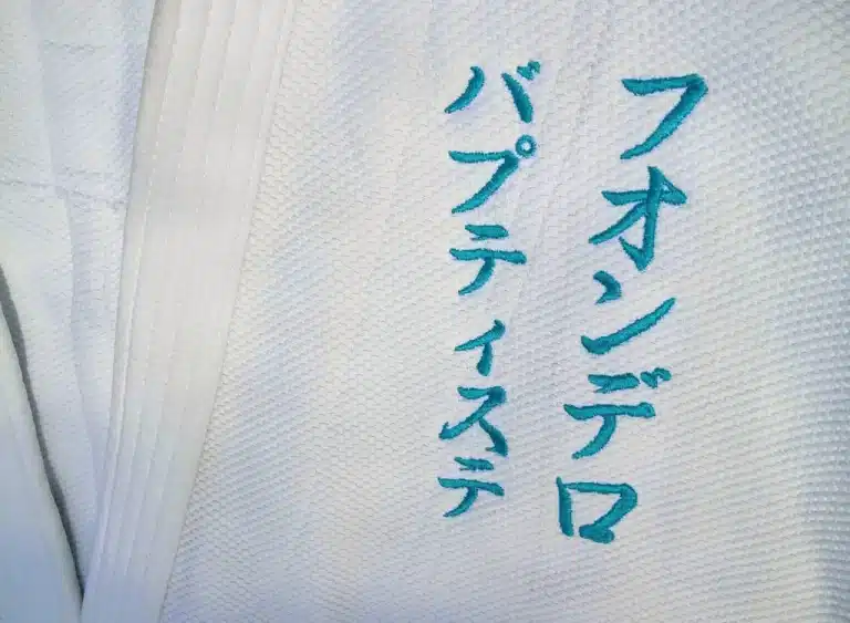 broderie sur veste de kimono