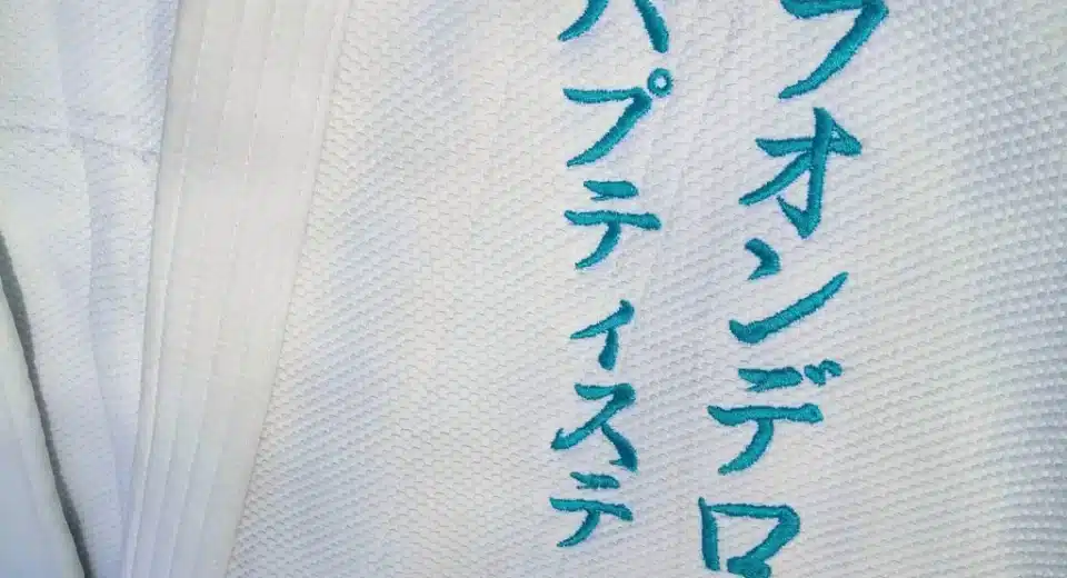 broderie sur veste de kimono