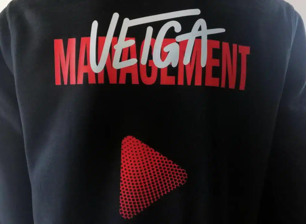 dtf sur hoodie pour veiga management