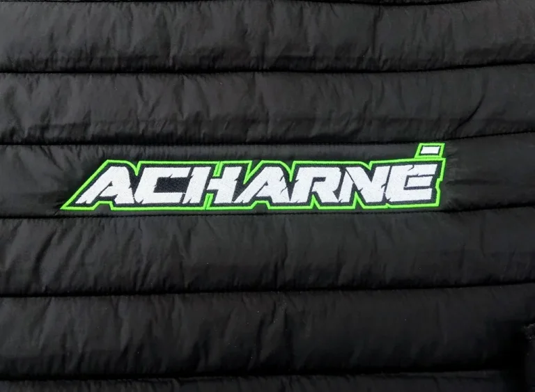 broderie sur doudoune logo acharnes