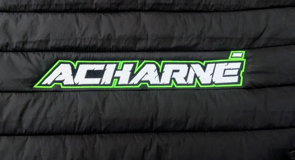 broderie sur doudoune logo acharnes